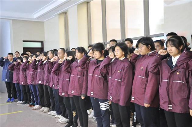 解答您的问题,尽在艺人助理太难当了吧,袁姗姗全网黑时,助理被一起骂是什么操作?